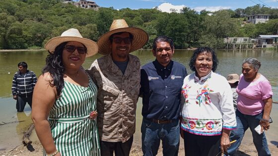 Acompaña autoridad municipal la siembra de 300 mil alevines en San Francisco Yosocuta