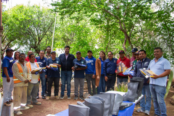 Entrega el presidente Luis de León Martínez Sánchez material a personal de logística y campo
