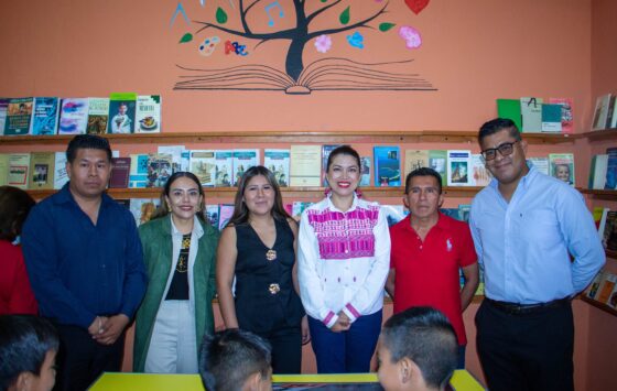 Autoridad municipal reinaugura biblioteca en la Agencia de Acatlima