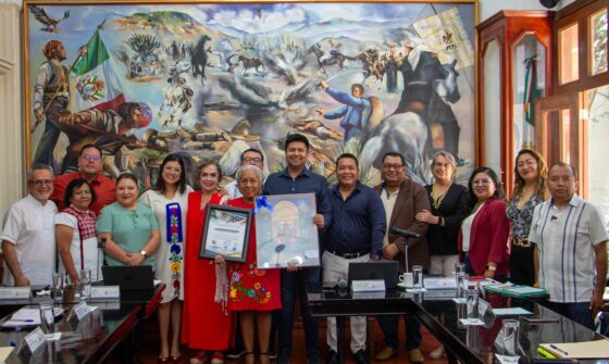 Ayuntamiento entrega Reconocimiento al Mérito Migrante a María del Rosario Cortés Alavés