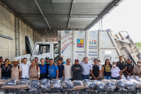 Entrega autoridad municipal equipo de trabajo a SITRESUGAH